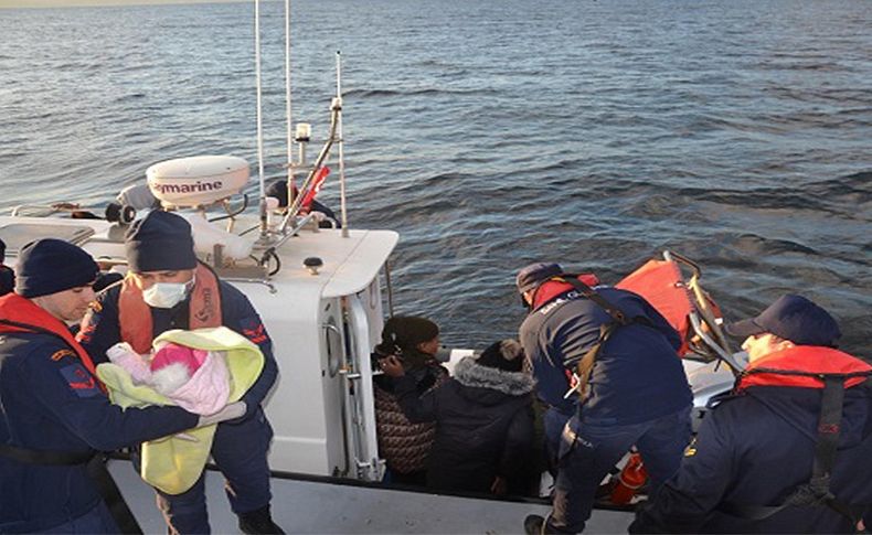 Karaburun açıklarında mahsur kalan kaçakları Sahil Güvenlik kurtardı