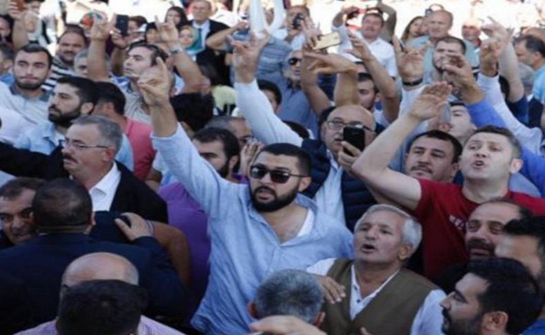 Karamollaoğlu'na ülkücü gruptan protesto!