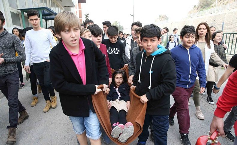 Karşıyaka'da öğrencilere afet tatbikatı