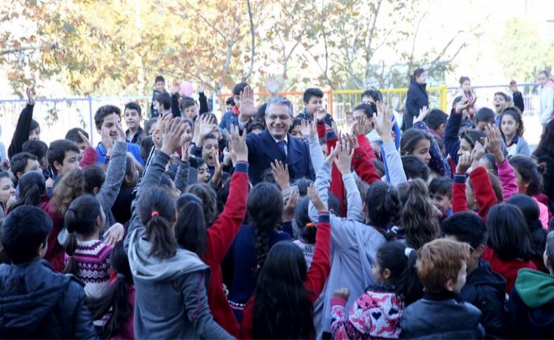 Karşıyaka'da yüzlerce öğrenciye burs desteği