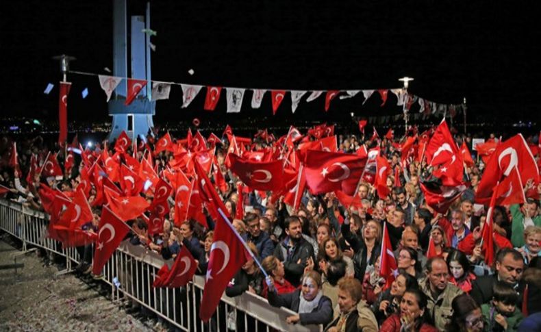 Karşıyaka'da 'Zafer ve Demokrasi' yürüyüşü