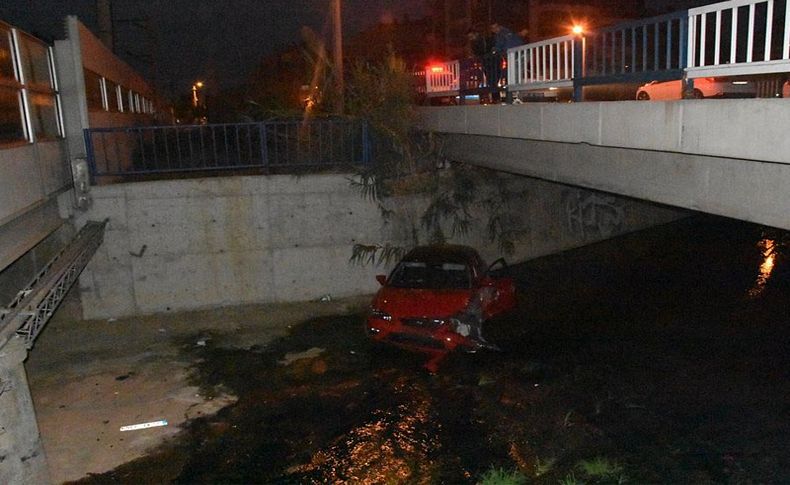 Karşıyaka'daki kazada dereye uçan otomobil sürücüsü yara almadı