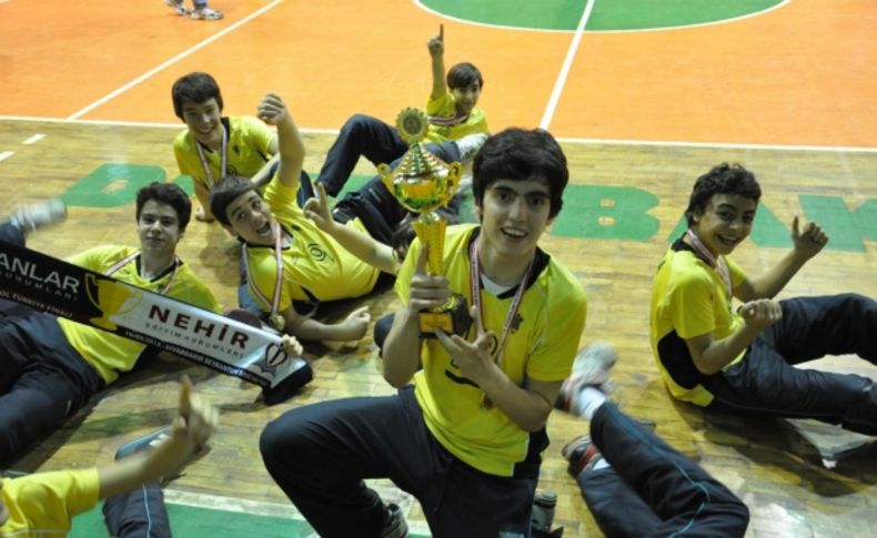 Karşıyaka Özel Yamanlar Ortaokulu voleybolda Türkiye şampiyonu