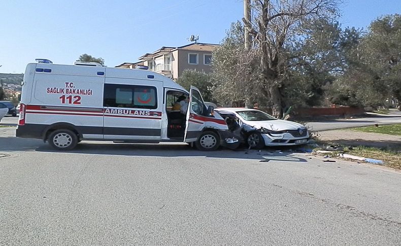 Kavşakta ambulansla otomobil çarpıştı: 2'si çocuk 6 yaralı