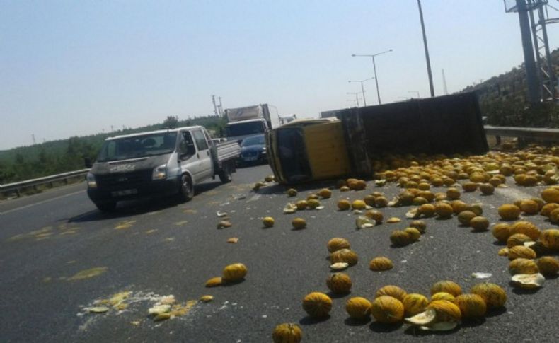 İzmir'de kamyonet devrildi, otoyol trafiği kilitlendi