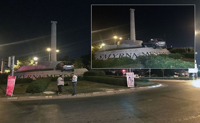 İzmir'de ilginç kaza; Otomobil anıtın kaidesine çıktı