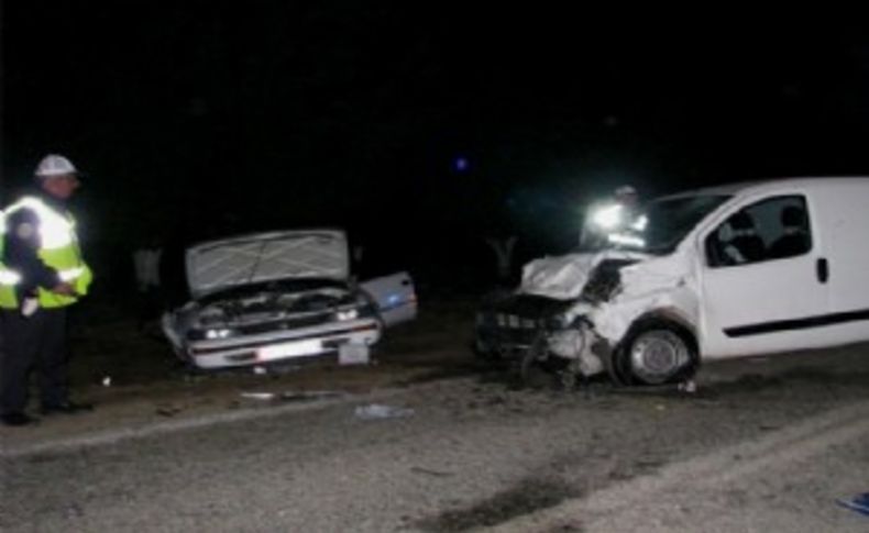 İzmir'de otomobil karşı şeride geçti: 3 ölü 1 yaralı