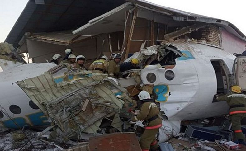 Kazakistan'da yolcu uçağı düştü: 12 ölü