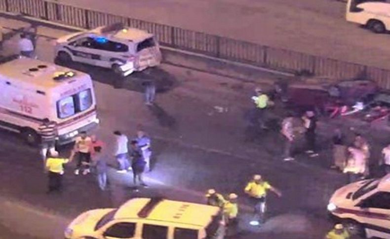 Kazaya müdahale eden polislere otomobil çarptı: 8 yaralı