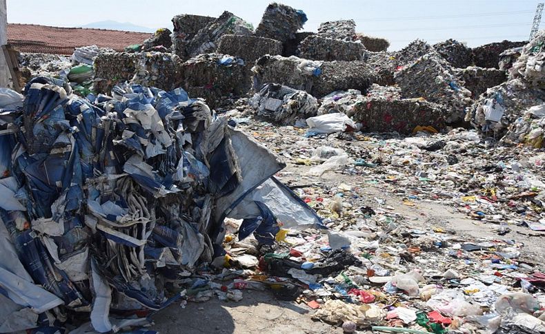 Kemalpaşa'daki bir evin bahçesinde toplanan ithal çöpler tepki topladı