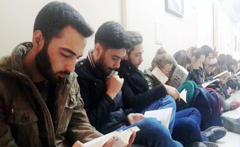 Ege Üniversitesi öğrencilerinden kitaplı eylem