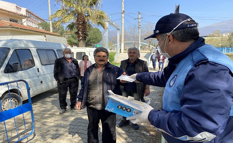 Kiraz Belediyesi pazarda ücretsiz maske dağıttı!