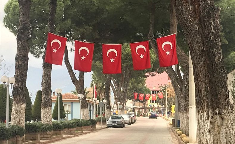 Kiraz’da Mehmetçiklere bayraklı destek