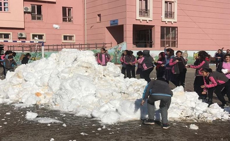Kiraz'da öğrencilere kar sürprizi