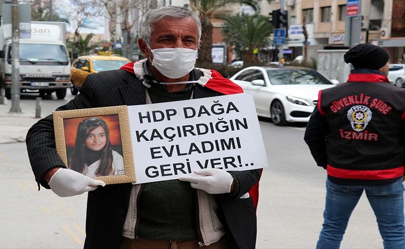 İzmir'deki babanın HDP önündeki evlat nöbeti sürüyor