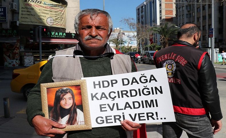 Kızı dağa kaçırılan babanın nöbeti İzmir'de sürüyor