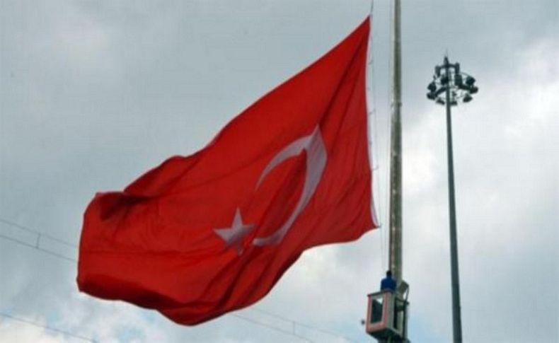 KKTC'de Türk bayrağını indirmeye çalışan 2 kişi tutuklandı