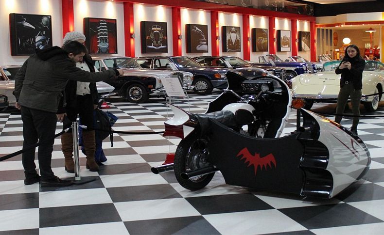 Klasik otomobil müzesinde sergilenen 'Batmobile' ilgi
