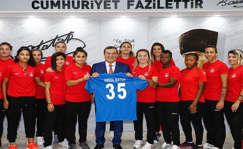 Konak Belediyespor Kadın Futbol takımı hedef yükseltti
