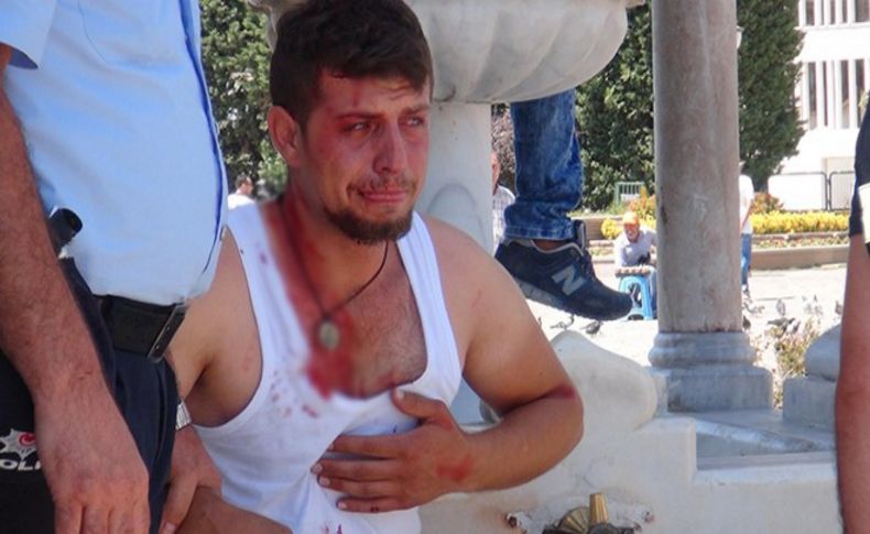 Konak Meydanı'nda toplanan grubun dövdüğü genç, hakaretten tutuklandı