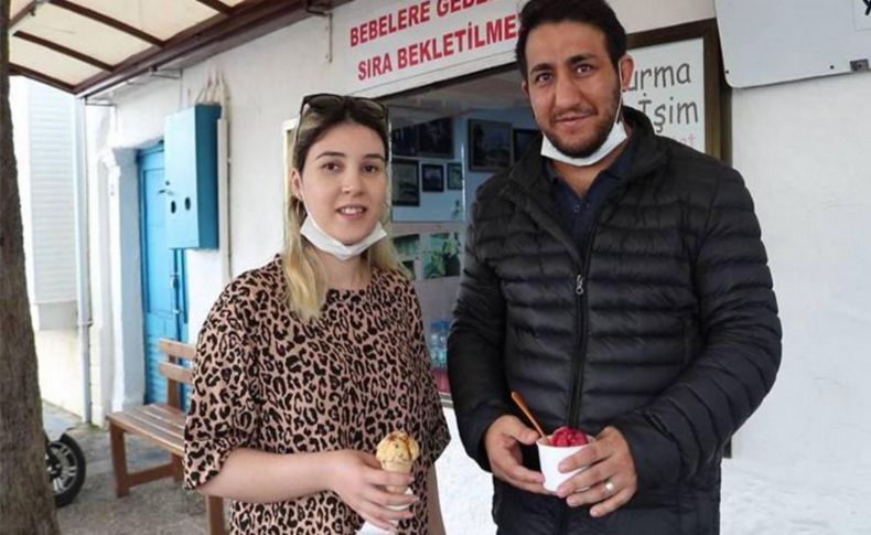 Kontrollü sosyal hayatın ilk gününde dondurma yemek için Foça'ya gittiler