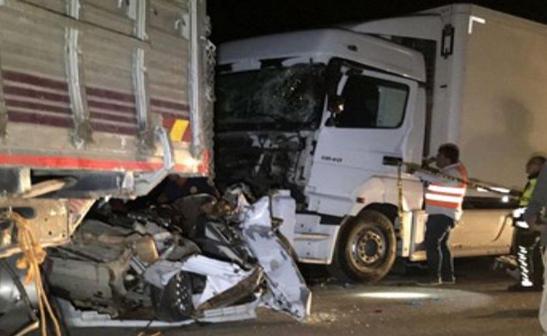 Konya'da kamyonun halatla çektiği otomobile TIR çarptı