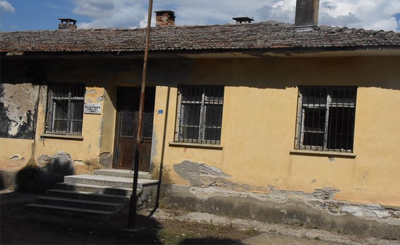 İzmir'de köy okulları samanlık oldu