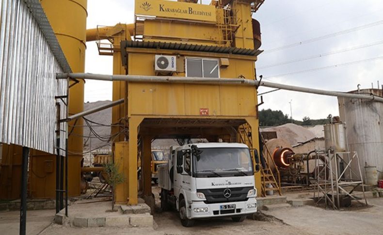 Karabağlar'da günde 50 ton asfalt üretiyor