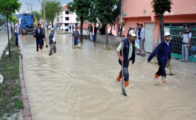 Kütahya'da sağanak yağış: 20 evi su bastı