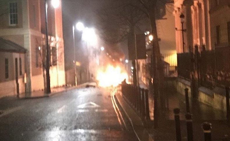 Kuzey İrlanda'da bomba yüklü araç patladı