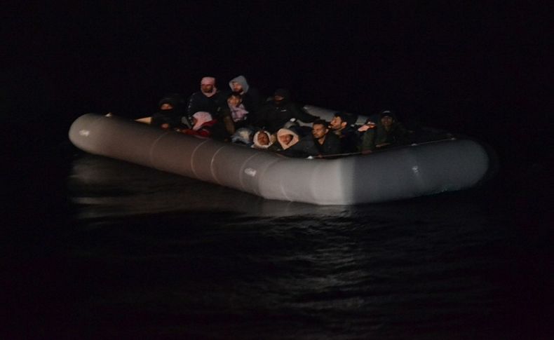 Denizde sürüklenen göçmenler kurtarıldı