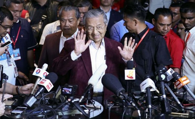 Mahathir 92 yaşında yeniden seçildi
