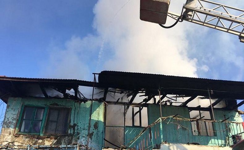 Manisa'da baca temizliği yaparken evi yaktı