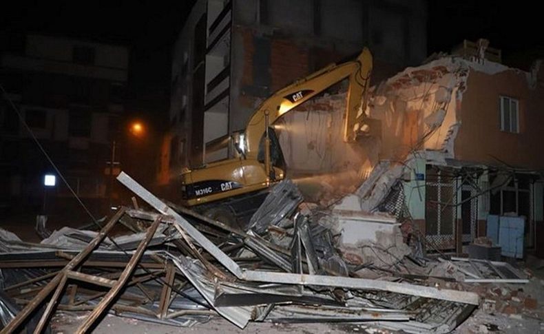 Manisa'da tahliye edilen bina belediye ekipleri tarafından yıkıldı