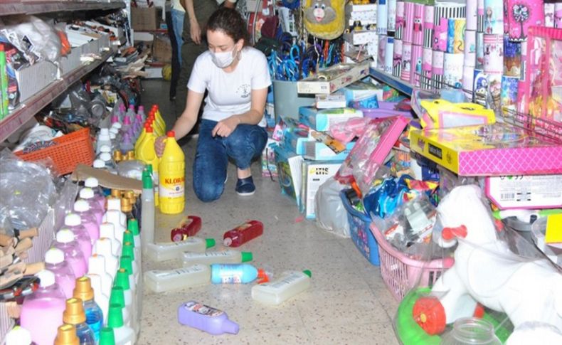 Manisa merkezli deprem mağazanın güvenlik kamerasına yansıdı