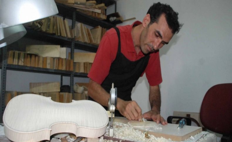 Marangoz ustası dünyanın en iyi 10 kemanından birini yaptı