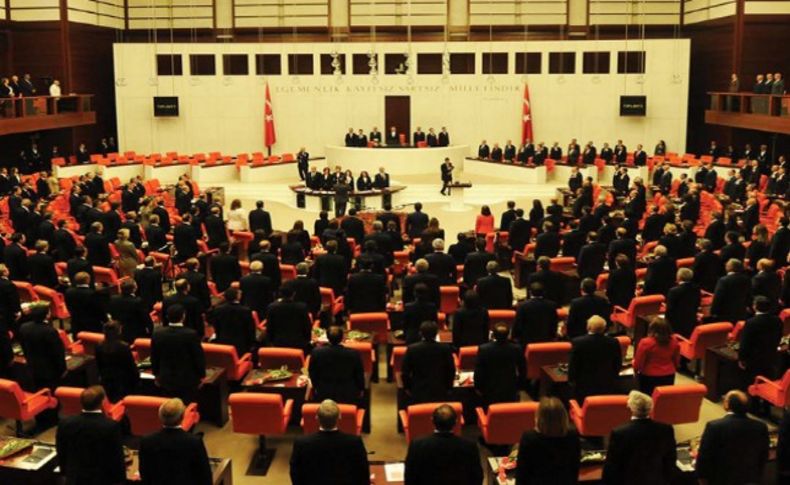 İzmir'in altı milletvekili odasız kaldı: Çimenlerde çalışıyor