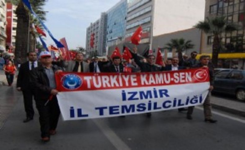İzmir'de memurlar maaş zammı için yürüdü