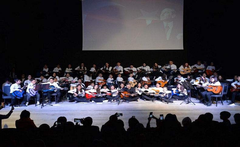 Menemen Belediyesi kursiyerlerinden yeni yıl konseri