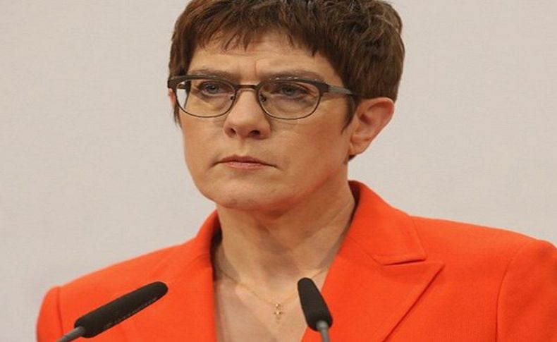 Merkel'in halefi Kramp-Karrenbauer istifa etti