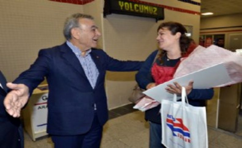 Günün en şanslı İzmirlisini Metro'da Başkan Kocaoğlu karşıladı
