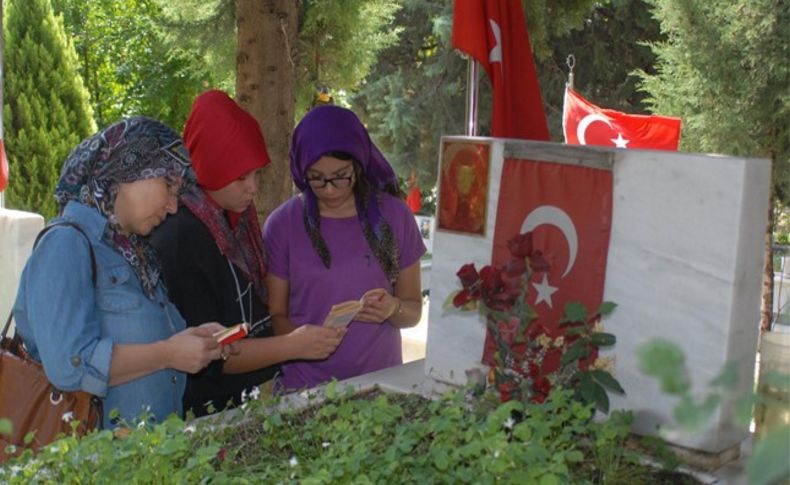 Arife Günü'nde İzmir'deki şehitliklerde hüzün vardı