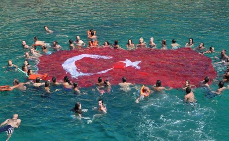 Çeşme'de denizin içinde dev Türk bayrağı açtılar