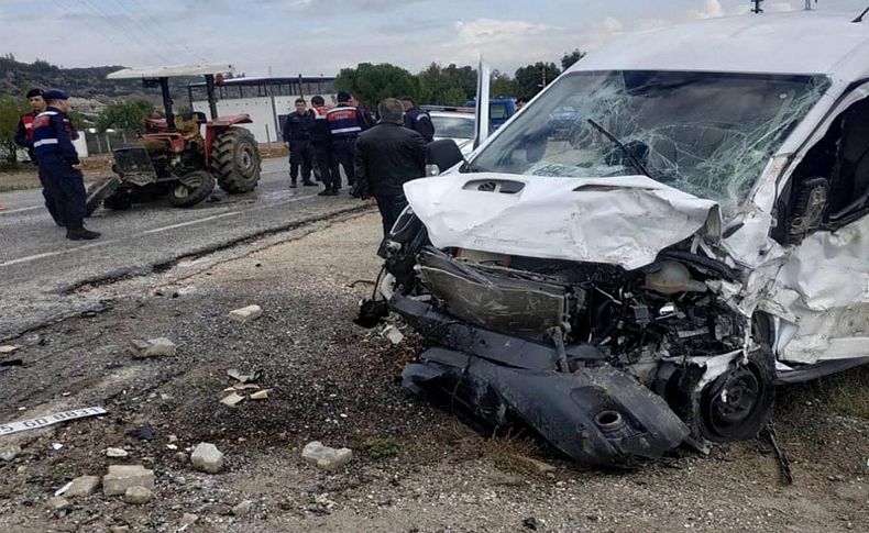 Minibüsle çarpışan traktörün sürücüsü öldü