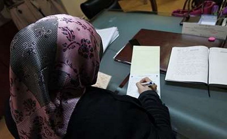 Müslüman kadınların resmi kurumlarda başörtüsüyle çalışması yasaklandı