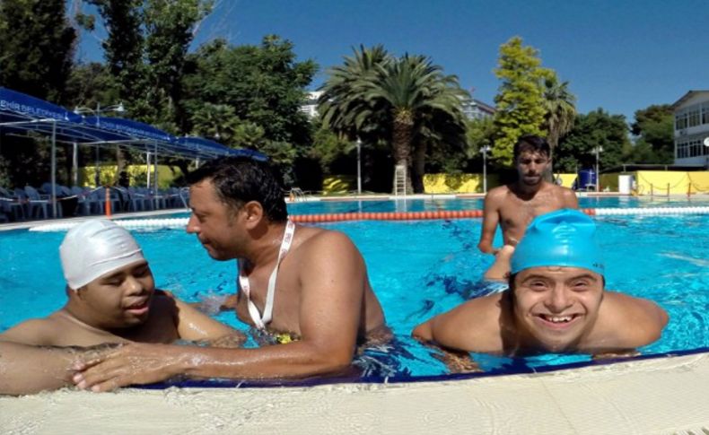 İzmir'de yüzmeye engel yok! Mutluluğun fotoğrafı