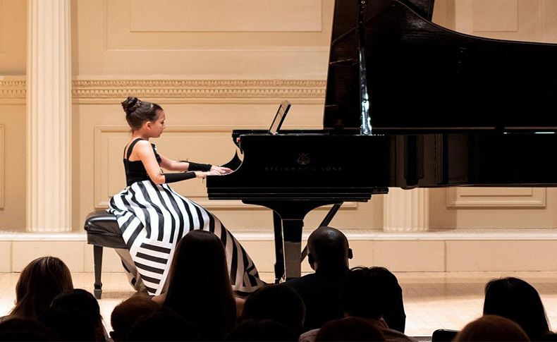 Müziğin altın çocuğu Çınara, New York'tan ödülle döndü