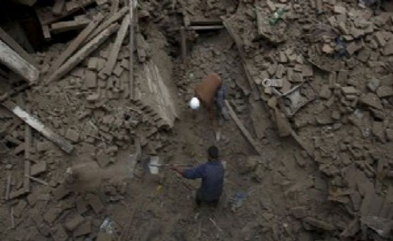 Nepal'de büyük yıkım: Can kaybı 2 bini aştı