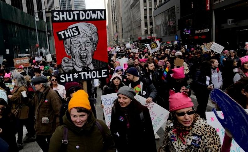 New York'ta yüz bin kadın Trump'a karşı sokağa çıktı