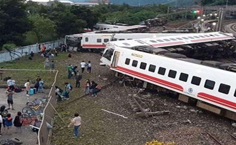 O ülkede tren faciası: 17 ölü